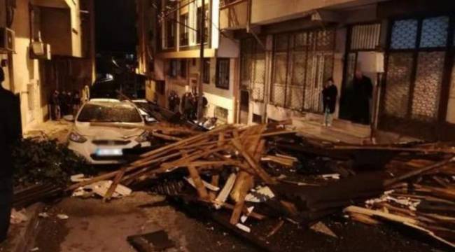 İstanbul'da fırtına çatıları uçurdu