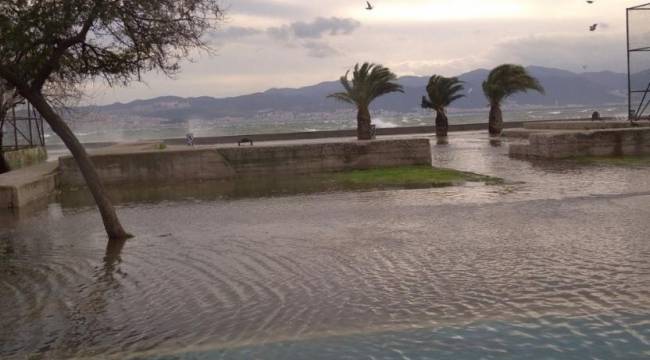 İzmir'de fırtına: Deniz suyu taştı
