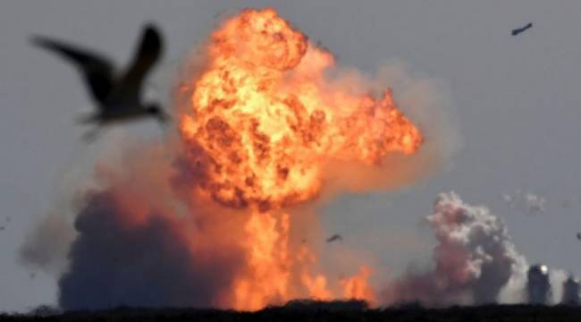 Musk'ın roketi yere çakılarak alev aldı