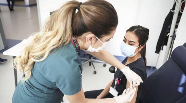 Sağlık çalışanlarına ikinci doz aşılama başladı