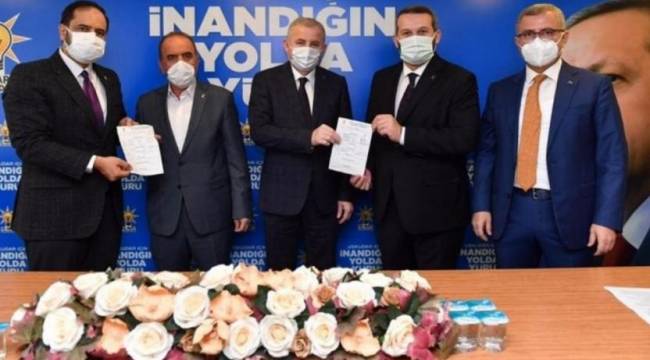 CHP'den istifa eden meclis üyeleri AKP'ye katıldı