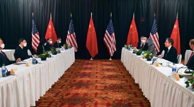 Çin ve ABD kameralar önünde atıştı