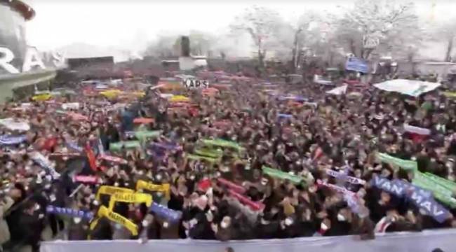 Erdoğan'dan salon önü mitingi: Kar yağışının tüm mikropları yok ettiği bir günde...