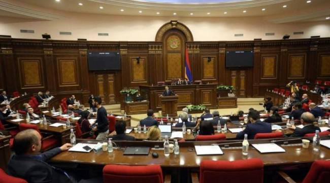 Ermenistan'da parlamento sıkıyönetimin kaldırılmasını onayladı
