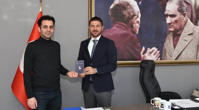 FOÇALI GENÇ ŞAİR, YENİ KİTABINI BAŞKAN FATİH GÜRBÜZ İÇİN İMZALADI