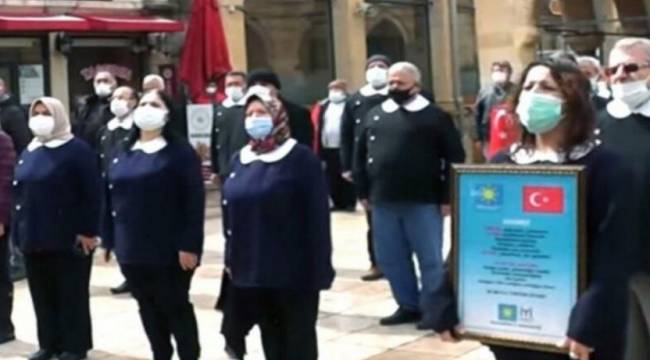 İYİP'liler önlük giyip Andımız'ı okudu