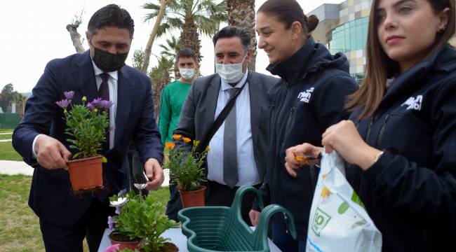 Aliağa'da Balkonlar Çiçek Açtı