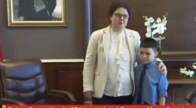 Bakan Derya Yanık 23 Nisan'da ağırladığı çocuğa 'Ramazan' diye şeker vermedi
