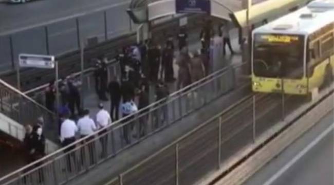 Avcılar istikametinde ilerleyen bir metrobüs rehin alındı