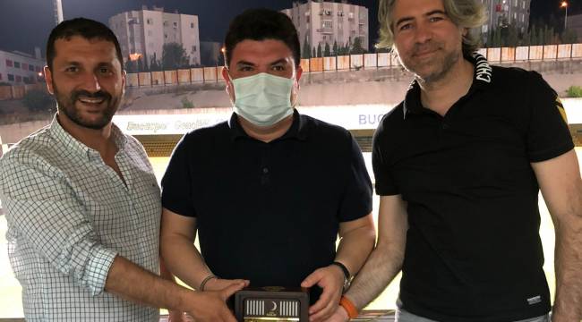 Baykalmış’tan destekleri için Cihan Aktaş’a Kızılay hatırası hediyesi