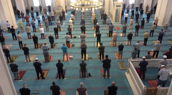 Cuma namazında koronavirüs bulaştırdı: 6 kişi yaşamını yitirdi