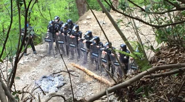 İkizdere'de Cengiz İnşaat'ın talan projesine karşı yaşam alanını savunan köylüler gözaltına alındı: Kendi toprağımızda dayak yiyoruz!