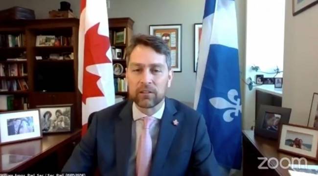 Meclis oturumunda idrarını yaptığı için özür diledi