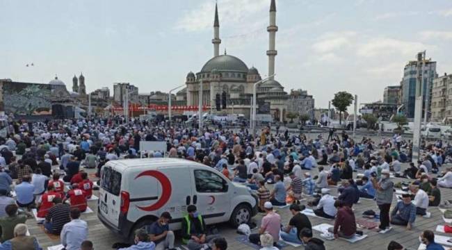 Tonlarca gül suyu, binlerce kişi: Taksim Camisi açıldı