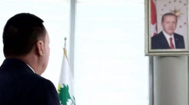 AKP'li belediye başkanından Erdoğan portresi önünde saygı duruşu