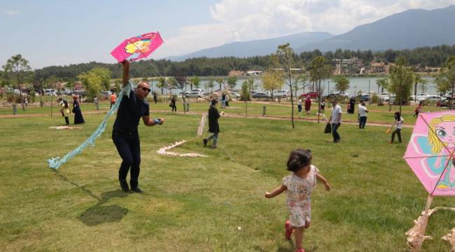 ‘Babalar Günü Uçurtma Şenliği’ Renkli Görüntüler Oluşturdu