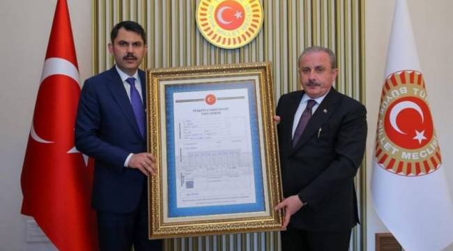 Bakan Kurum, Şentop'a Meclis'in tapusunu verdi