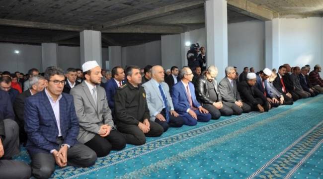 Camiyi tamamlayamadılar, akademisyenlerden destek istediler: 1 metrekare halı bedeli 250 lira