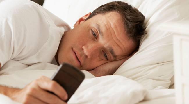 Fotoğrafları silmek için zorla aldığı telefon başına dert açtı