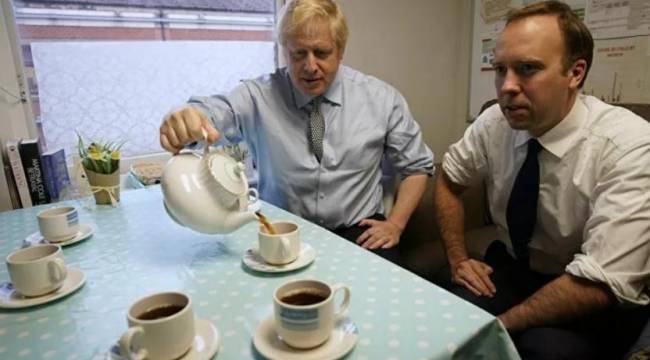 İstifa eden İngiliz Sağlık Bakanı büyük ihalede arkadaşını kayırmış