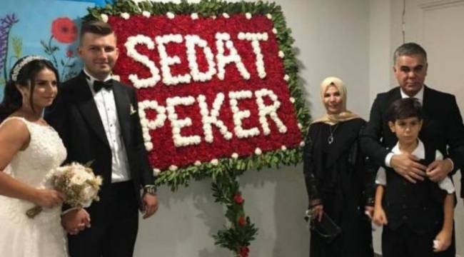 Peker'e yakın isimden Özışık'a: 'Çelenk önünde neden aile fotoğrafı çekildin?'