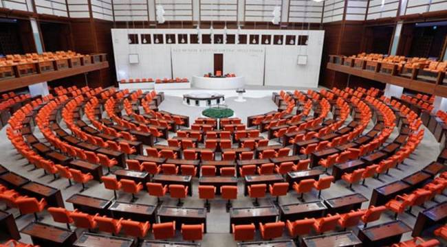 Sözcü yazarı: 2023 seçimlerine kadar siyasette taşlar yerinden oynayacak ve yeni masalar kurulacak!