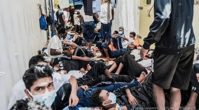 572 göçmeni kurtaran gemi denizin ortasında bekletiliyor: Gıda stoku tükeniyor