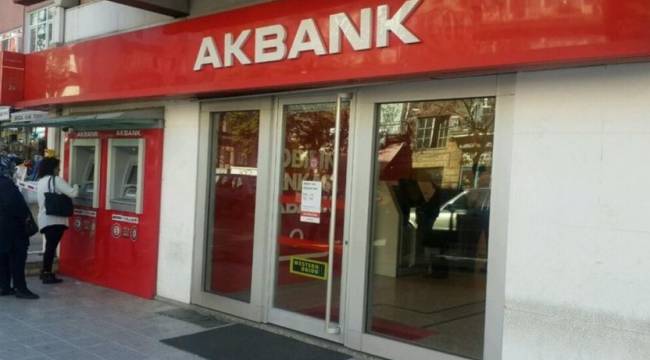 Akbank'ta kriz sürüyor: 17 saattir işlem yapılamıyor