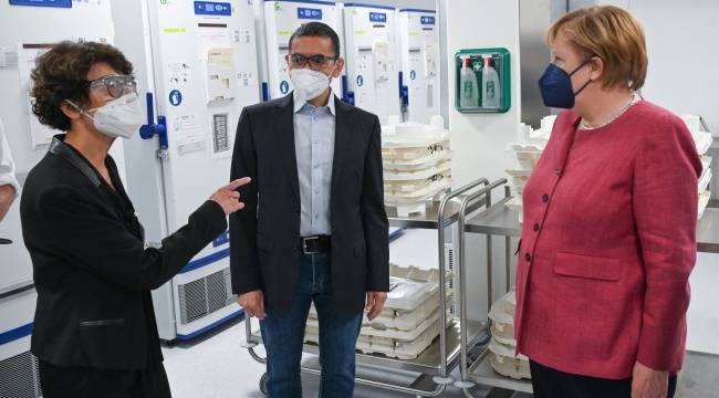 BioNTech'in üretim tesisini ziyaret eden Merkel'den Türeci ve Şahin çiftine teşekkür