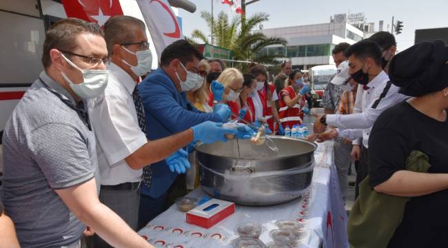 Kızılay Karşıyaka Aşure Dağıttı, Kan topladı