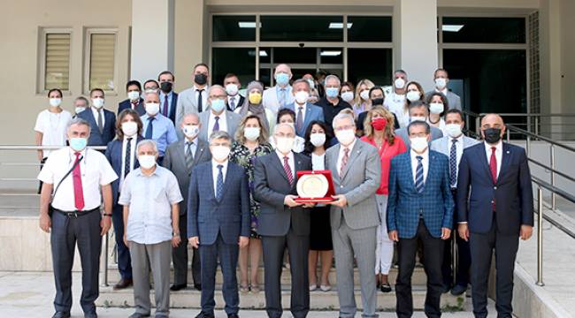 Vali Köşger'den Rektör Budak'a teşekkür plaketi