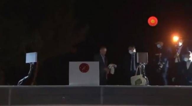 Yangının ardından Erdoğan Marmaris&#039;te halka &#039;keyif çayı&#039; fırlattı