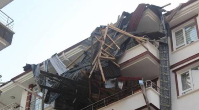 Ankara’da sel ve fırtına etkili oldu: Binaların çatısı uçtu, evleri su bastı