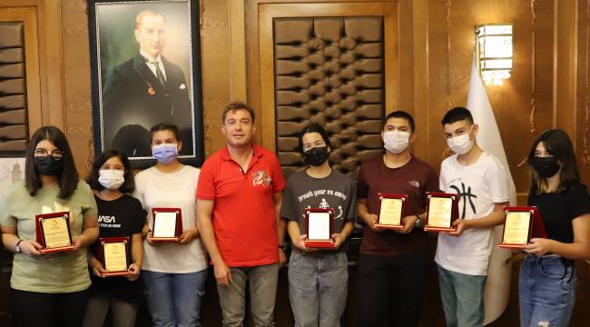 Bayındır Belediye Başkanı Uğur Demirezen Başaralı Öğrencileri Ağırladı