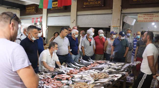 Foça Balık Halinde fiyatlar yarıya düştü
