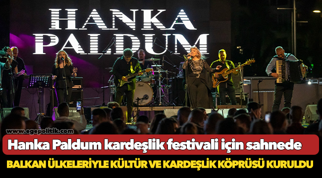 Hanka Paldum kardeşlik festivali için sahnede