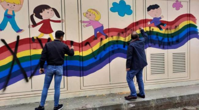 Ülkü Ocakları üyeleri çocuklar için çizilen gökkuşağını karaladı