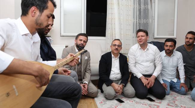 Başkan Sürekli’den gençlerle türkülü sohbet