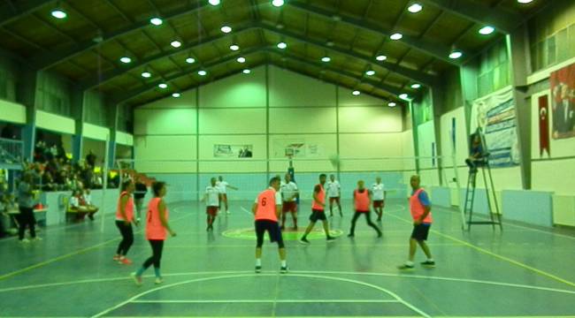 Foça'da kurumlararası Cumhuriyet Kupası Voleybol Turnuvası başladı!