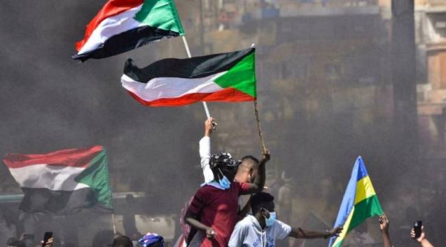 Sudan'da darbe: Halk sokağa çıktı, Hartum'da göstericilere ateş açıldı