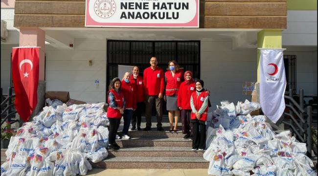 Torbalı'da binlerce öğrenciye kıyafet ve ayakkabı desteği