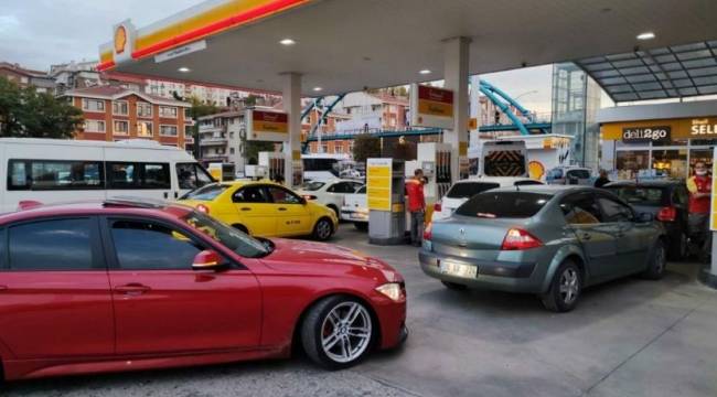 Zam öncesinde benzin istasyonlarında kuyruklar oluştu