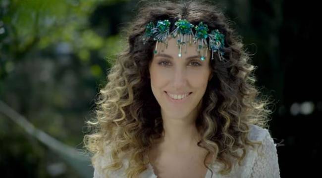 DAMLA PEHLEVAN 5 DİLDE ŞARKI SÖYLÜYOR