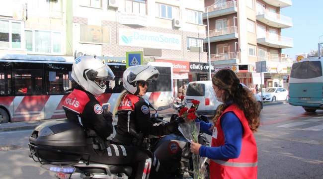 Genç Kızılay Buca'dan kadınlara çiçek