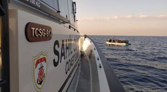 İzmir açıklarında 65 düzensiz Göçmen ve 3 Göçmen Kaçakçısı Şüphelisi yakalandı!