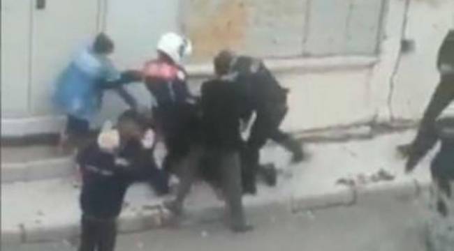 Sokak ortasında yurttaşı darp eden polislerden biri görevden uzaklaştırıldı