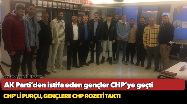 CHP’Lİ PURÇU, AKP’DEN İSTİFA EDEN ROMAN GENÇLERE CHP ROZETİNİ TAKTI!