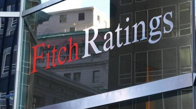 Fitch büyüme beklentisi artırdı, kredi notunu düşürdü