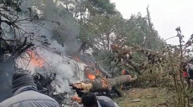 Hindistan'da Genelkurmay Başkanı Rawat'ın da içinde olduğu askeri helikopter düştü