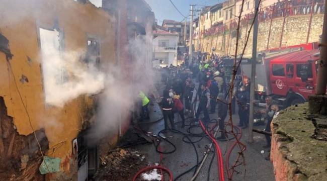 İzmir'de çıkan yangında 3 çocuk yaşamını yitirdi